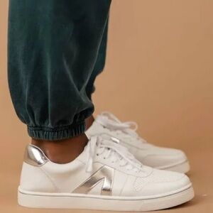 MIA Krew Sneaker - Silver/White W8.5 NEW IN BOX!